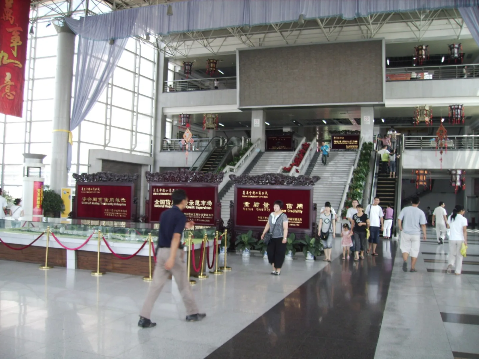 Центральный холл рынка Futian в Иу